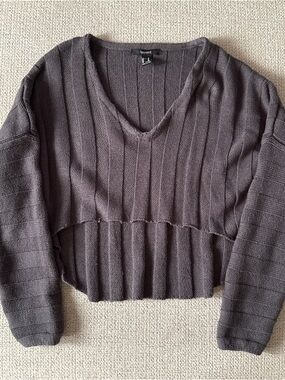 Forever 21 Charcoal Gray Ribbed V‑Neck Cropped Sweater